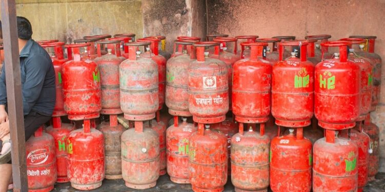 काठमाडौंमा ग्यास अभाव हुन नदिन बाहिरी जिल्लाबाट सिलिन्डर भित्र्याइँदै