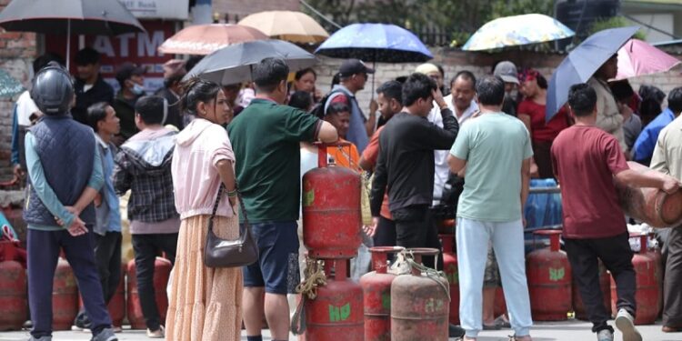 काठमाडौंमा ग्यास अभाव चरम, बढेको मूल्य तिर्न तयार हुँदा पनि पाइँदैन