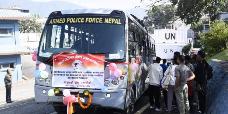 दसैँमा प्रहरीको निःशुल्क बस सेवाबाट ३ हजार ५८५ यात्रु लाभान्वित
