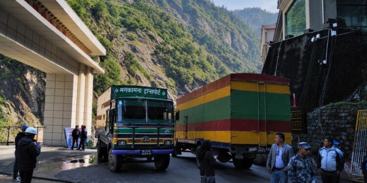 तातोपानी नाका नियमित सञ्चालन गर्न माग, दुई दिनमा २८ कन्टेनर भित्रिए
