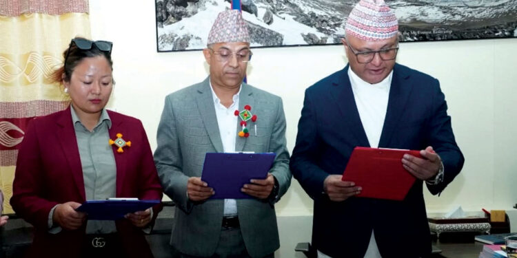 कोशी प्रदेश योजना आयोगका दुई नवनियुक्त सदस्यले लिए शपथ