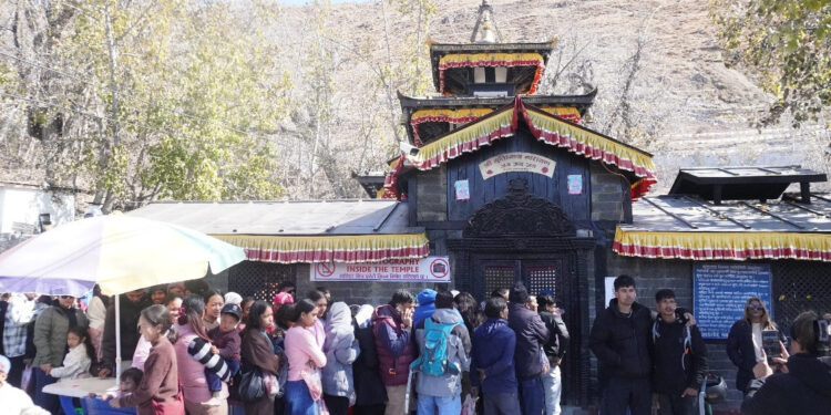 दशैंपछि मुक्तिनाथमा भक्तजनको घुइँचो, तीन दिनमा १२ हजारभन्दा बढीले गरे दर्शन