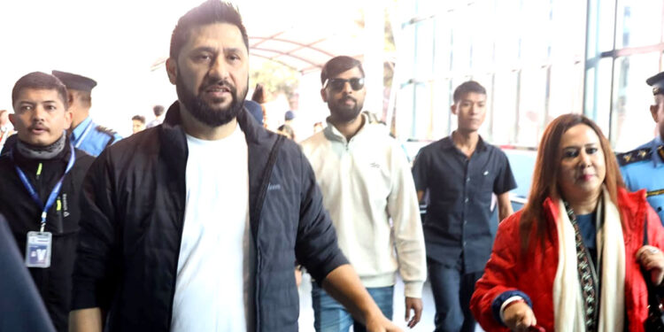 रवि लामिछाने पत्नी निकितासहित तीनदिने धार्मिक भ्रमणमा भारत प्रस्थान
