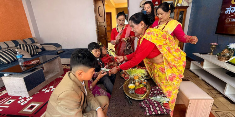 विजयादशमीपछि पनि टीका र जमरा लगाउने क्रम जारी, पूर्णिमासम्म मान्यजनबाट आशीर्वाद लिइँदै