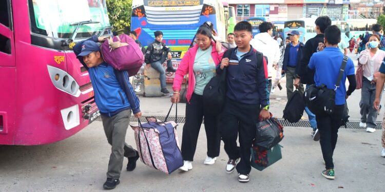घटस्थापनादेखि साढे ३ लाखभन्दा बढी यात्रु काठमाडौँबाट बाहिरिए